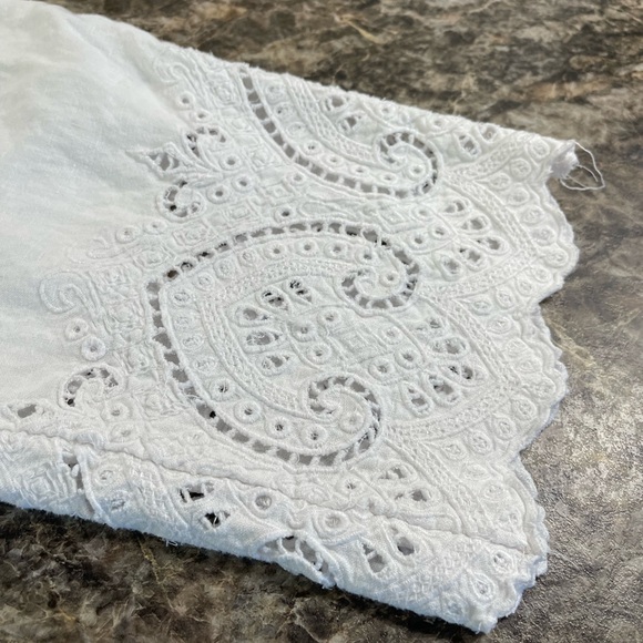 Chico's Women's White Cropped Pants Size 1 Eyelet Trim bottom Elastic Waist - Picture 3 of 8